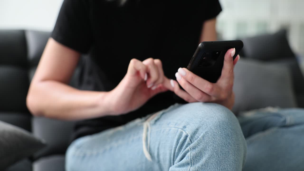 스마트 폰을 사용하는 여성