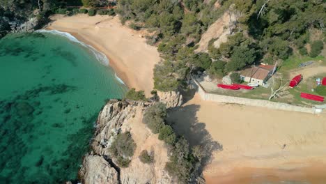 Sumérgete-En-El-Panorama-Aéreo-De-Lloret-De-Mar,-Capturando-El-Encanto-De-Su-Mar-Turquesa,-Playas-De-Arena-Y-Destinos-Exclusivos-Como-Santa-Cristina-Y-Cala-Treumal.