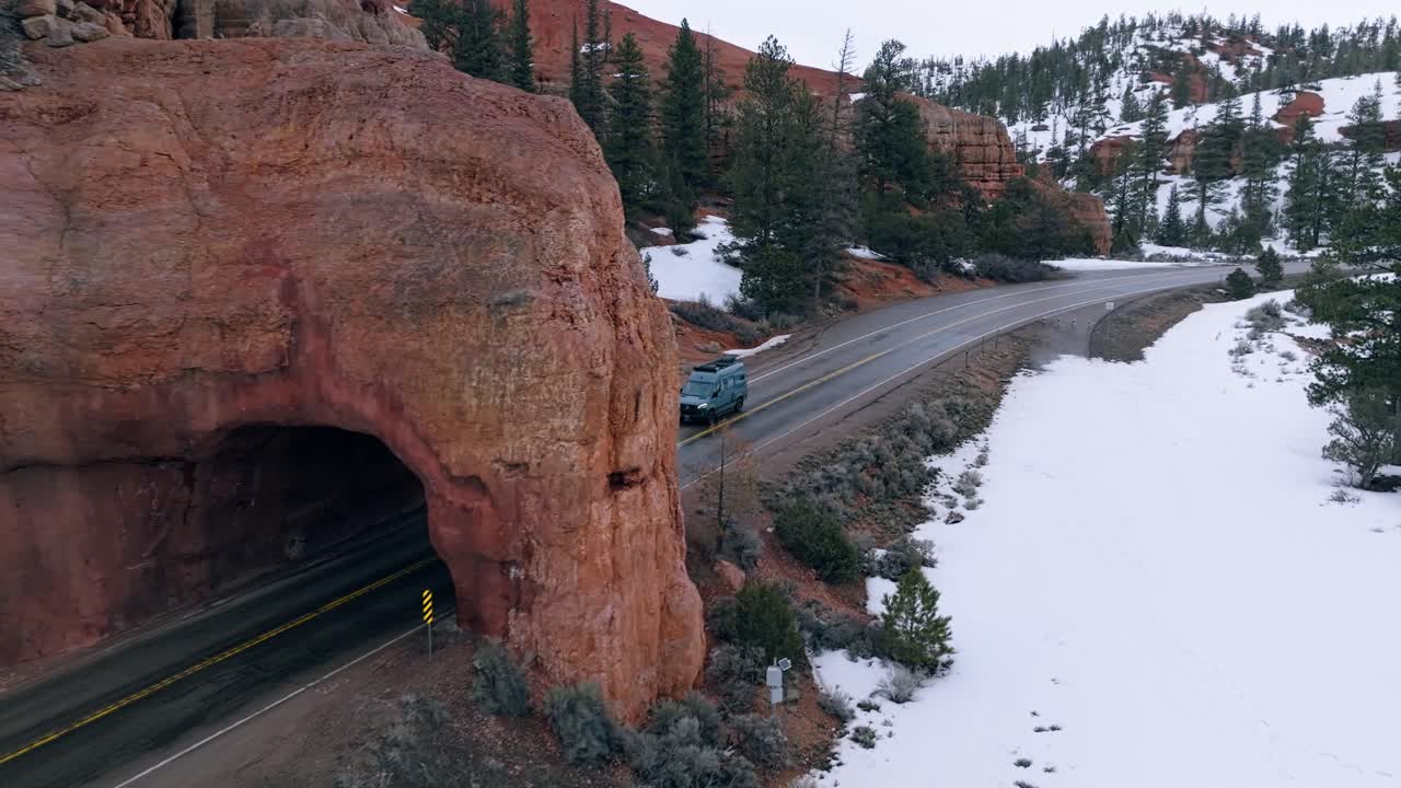 conducción escénica a través de un túnel de piedra arenisca natural en invierno en el parque nacional bryce canyon en utah, ee.