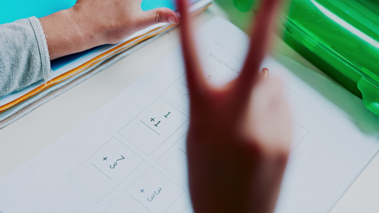 숫자, 종이와 아이는 손에 계산하고 있습니다