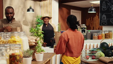 mujer vegana acercándose al mostrador de la caja para comprar productos