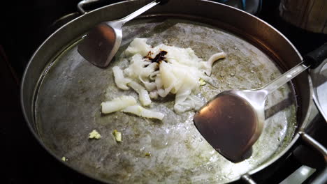 cocinando deliciosos fideos en la tradicional sartén tailandesa, de cerca