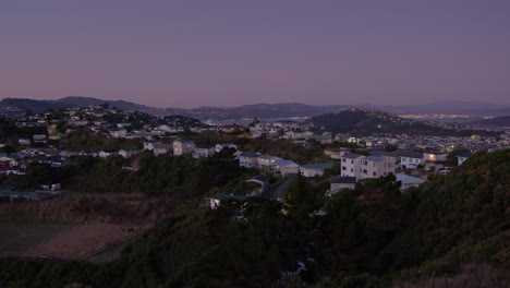 Weitwinkelaufnahme-Des-Wohngebiets-Von-Wellington,-Der-Hauptstadt-Neuseelands,-In-Der-Abenddämmerung
