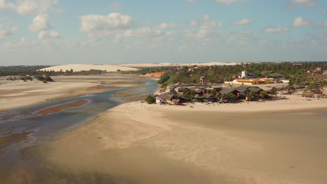 el pequeño pueblo en las dunas, tatajuba, brasil