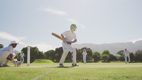 Cricketspieler-Trainieren-Auf-Dem-Spielfeld