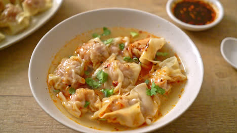 sopa wonton de cerdo o sopa de albóndigas de cerdo con chile asado - estilo de comida asiática