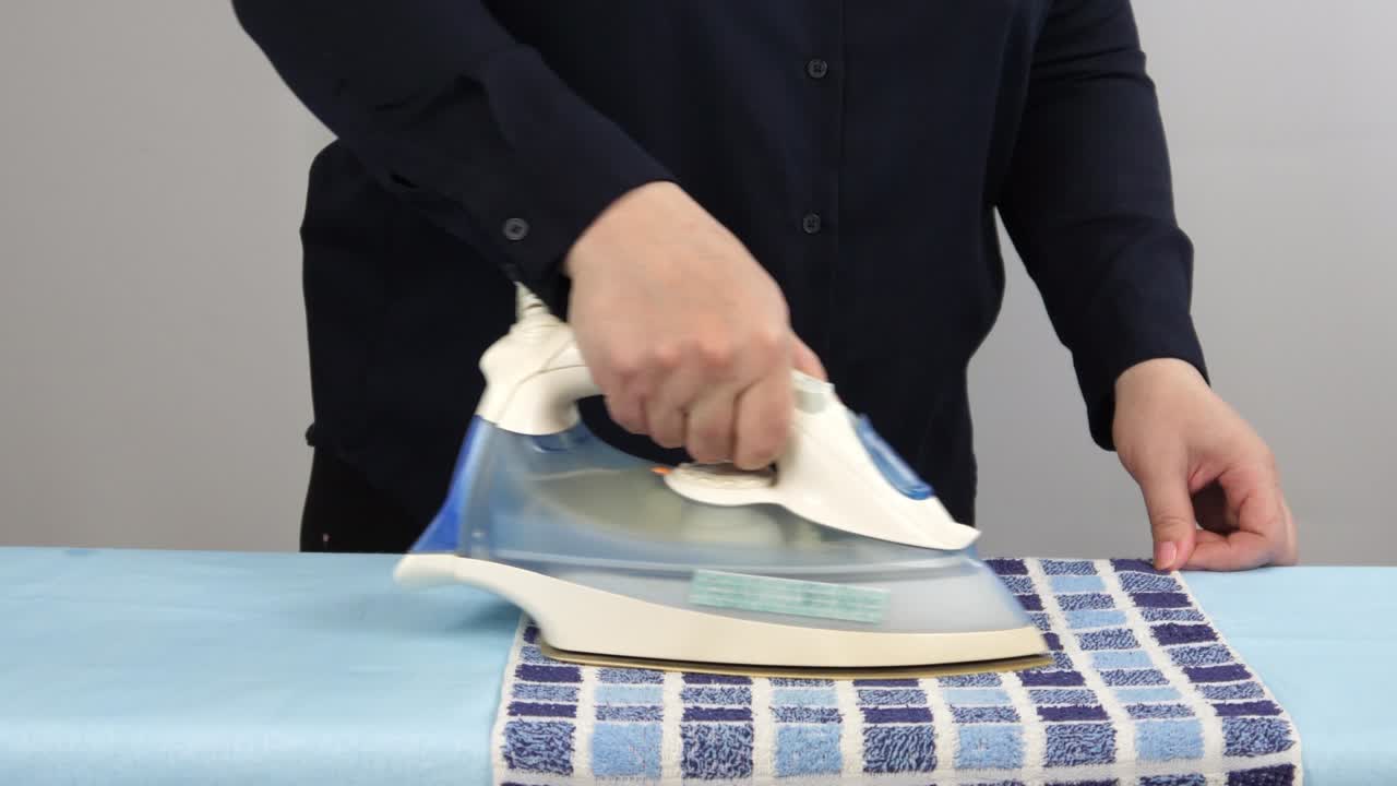 planchar ropa y toallas en el tablero