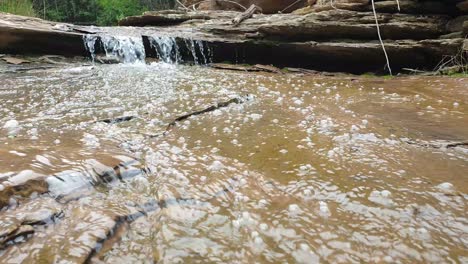 Bergquellwasserstrom,-Der-Riesige-Sandsteinfelsen-Mit-Grünem-Moos,-Algen-Und-Wasserblasen-Hinunterläuft---Kristallklares-Trinkwasser,-Meditation,-Ruhige-Und-Friedliche-Beruhigung-Der-Natur-Im-Freien