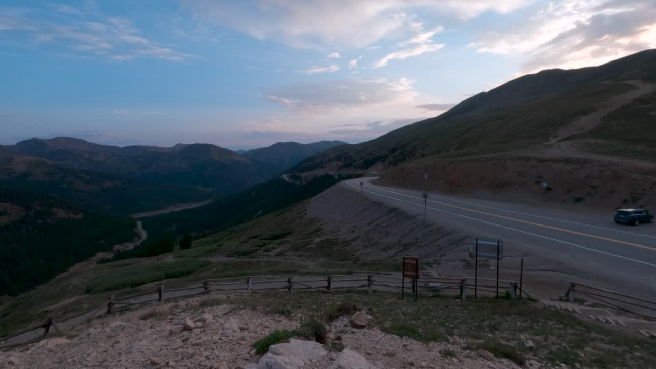comienza la tormenta seguida del amanecer sobre las montañas rocosas de colorado, lapso de tiempo