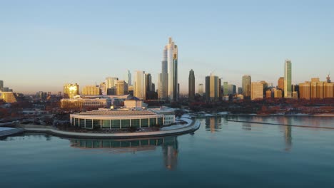 Shedd-Aquarium-Con-El-Horizonte-De-Chicago-En-El-Fondo,-Claro-Día-De-Invierno