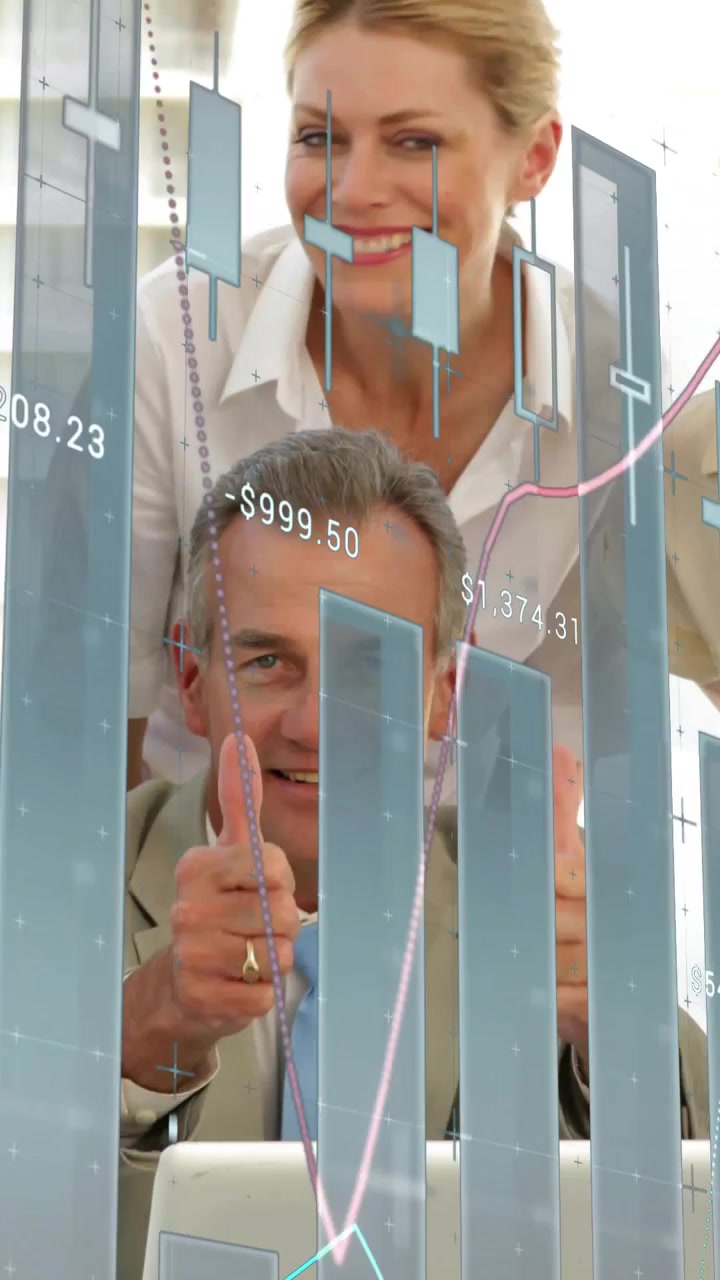 Vertikal video: Siddende mand betjener bærbar computer, team læner sig ind, analyserer finansdiagrammer og smiler