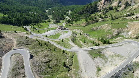 Carretera-Escénica-Paso-De-Montaña-Col-Izoard-En-Los-Alpes-Franceses,-Francia---Revelación-Aérea-4k-Inclinándose-Hacia-Arriba