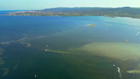 Gruppe-Von-Kitesurfern,-Die-Gemeinsam-Durch-Pazifische-Gewässer-Reisen