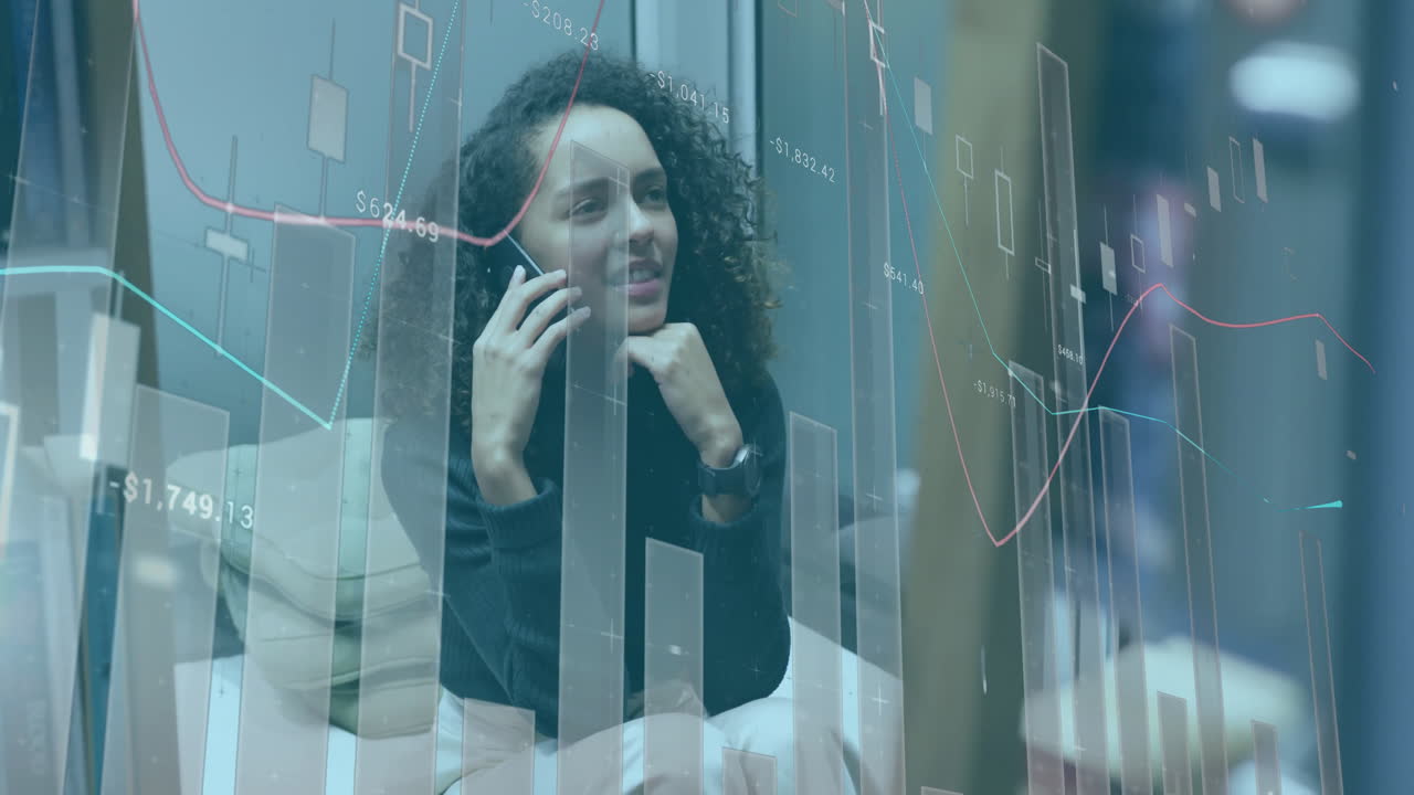 animación de procesamiento de datos financieros sobre mujer de negocios biracial hablando en teléfono inteligente en la oficina