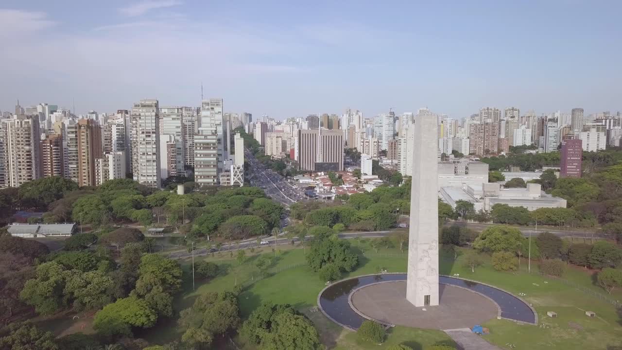 Tramonto nel famoso Parco Ibirapuera di San Paolo, vicino ad Avenida Paulista, in una giornata estiva di sole - ripresa aerea in salita