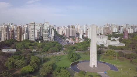 puesta de sol en sao paulo famoso parque ibirapuera cerca de la avenida paulista en un día soleado de verano - toma aérea ascendente