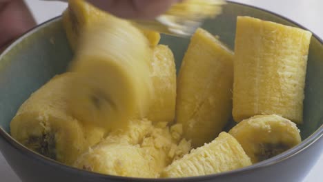 aplastar el plátano con un tenedor para hacer un puré, parte 1