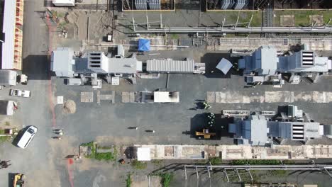 toma aérea desde arriba de una planta de generación de energía