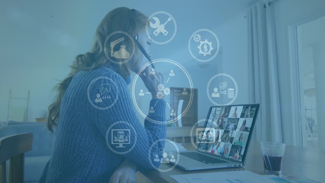 animación de una red de iconos sobre una mujer usando una computadora portátil en una videollamada