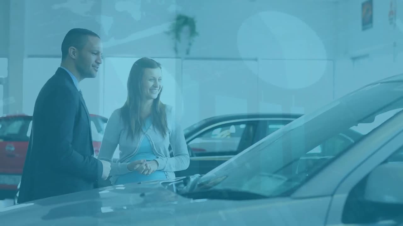 animación de procesamiento de datos sobre mujer caucásica con hombre de negocios en el salón de automóviles.
