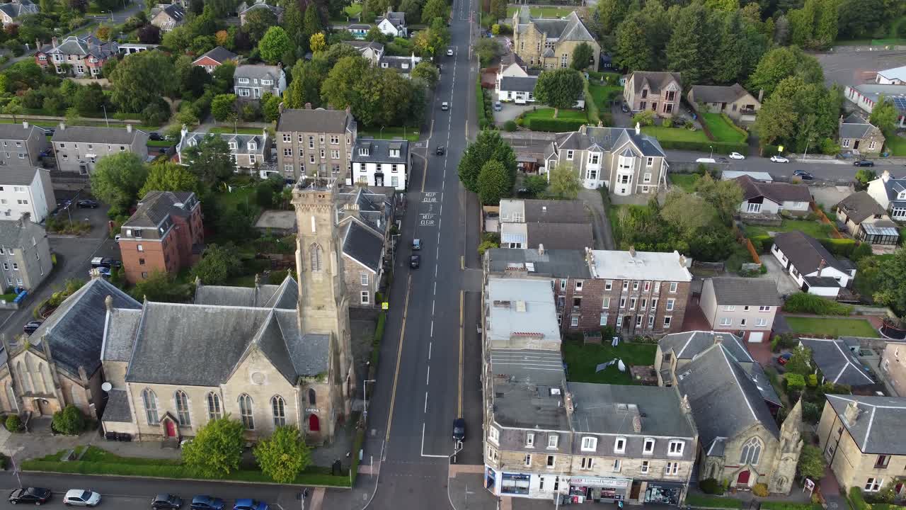 Flyv over en gade i landsbyen Helensburgh med nogle biler, der kører på den