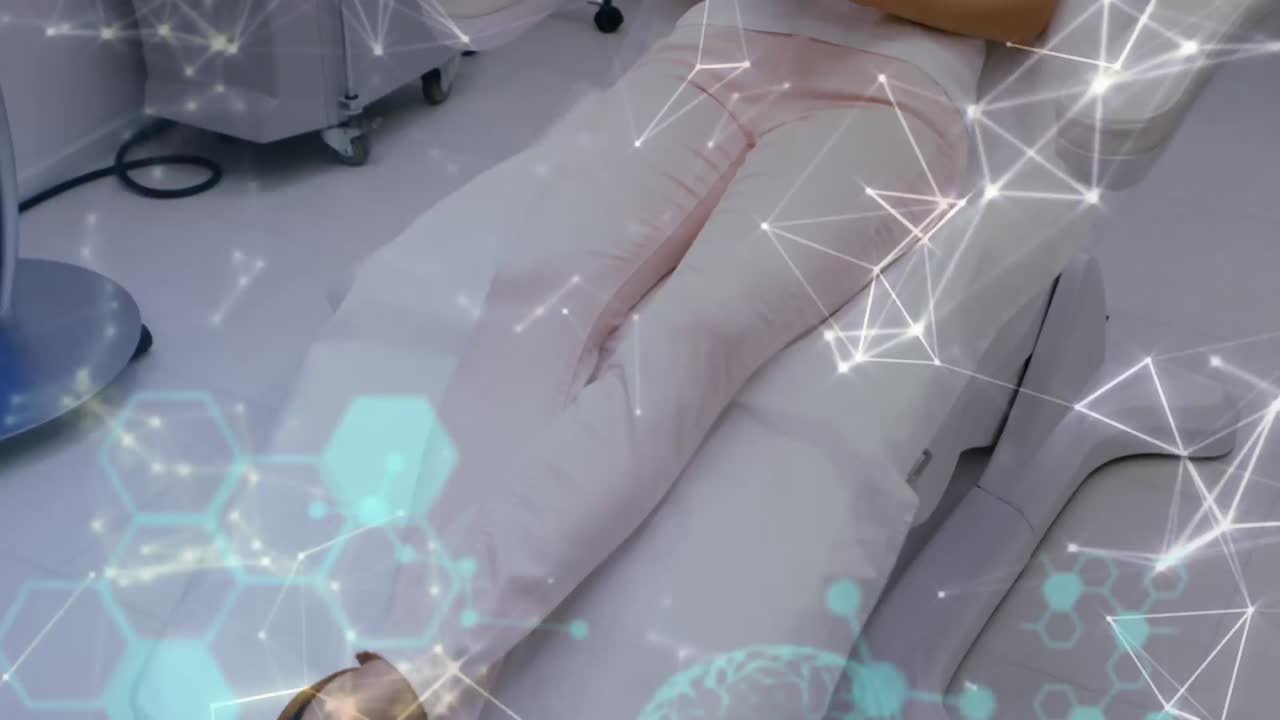 анимация химических формул и обработка данных над двухрасовыми женщинами, использующими планшет в больнице