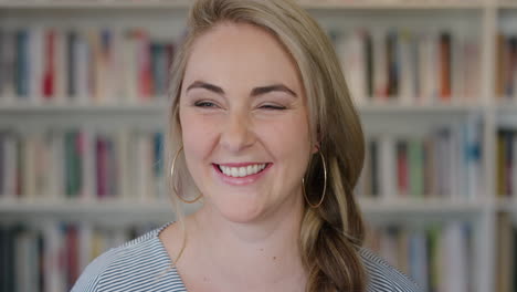 Primer-Plano-Retrato-Feliz-Joven-Rubia-Estudiante-Riéndose-Disfrutando-De-Un-Estilo-De-Vida-Relajado-Mujer-Independiente-En-El-Fondo-De-La-Estantería-De-La-Biblioteca