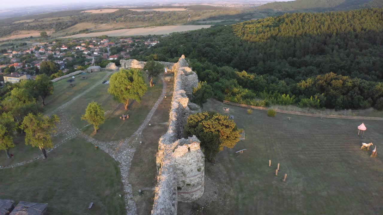 volando sobre las paredes de piedra y torres de la fortaleza de mezek neoutzikon en bulgaria