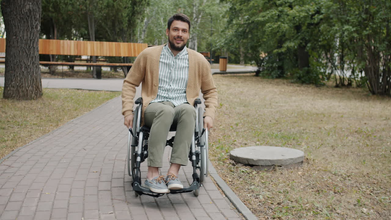 hombre en silla de ruedas en el parque