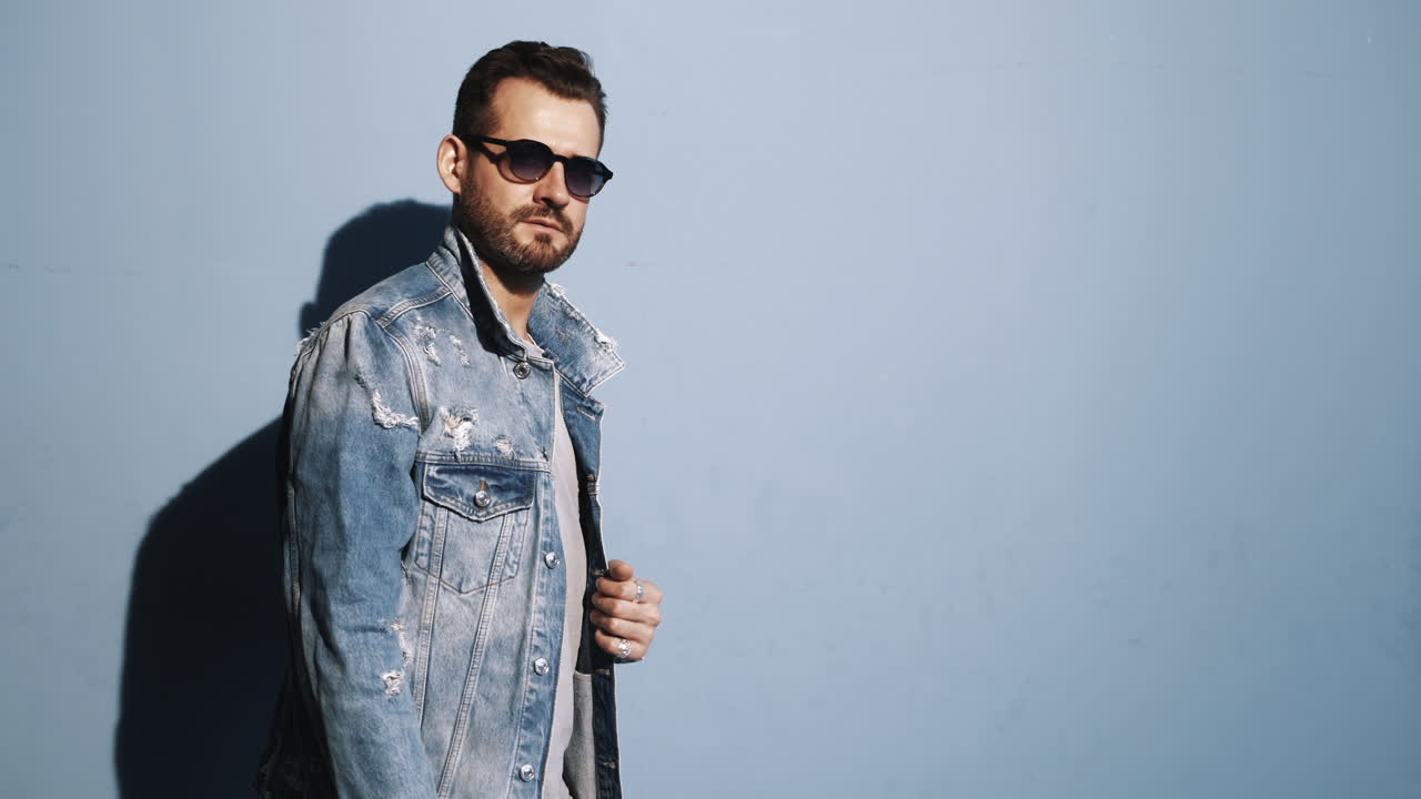 Hombre con chaqueta vaquera y gafas de sol