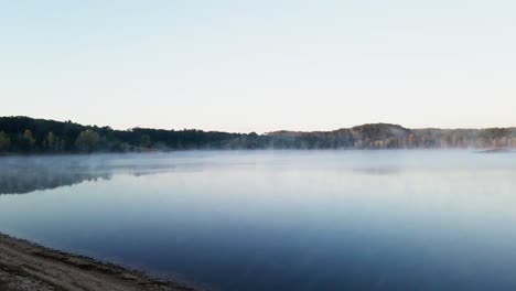 An-Einem-Nebligen-Morgen-Nach-Außen-Ins-Ruhige-Wasser-Drängen