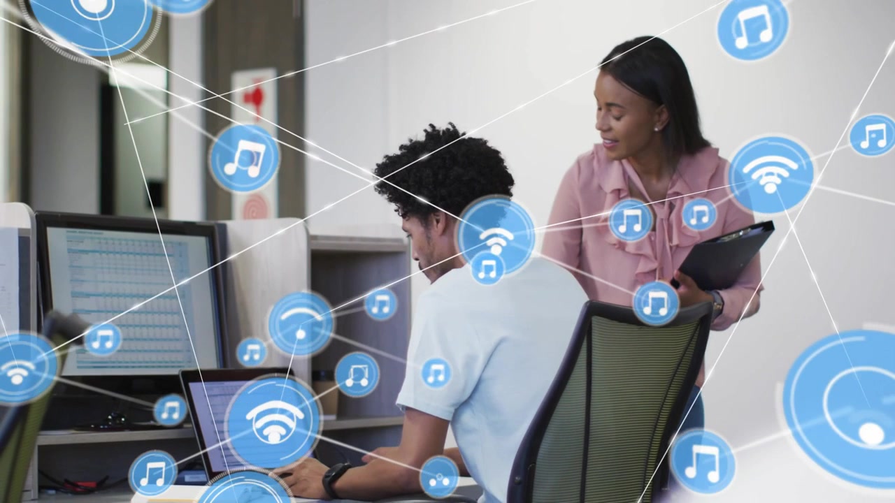 Equipe trabalhando em projeto de negócios enquanto um ícone de dados azul aparece conectando ícones de rede ao redor de um laptop