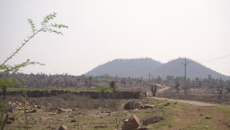 Toma-Panorámica-De-Pequeñas-Colinas-En-Pastizales-Semiáridos-De-Ghatigao-En-Madhya-Pradesh,-India.