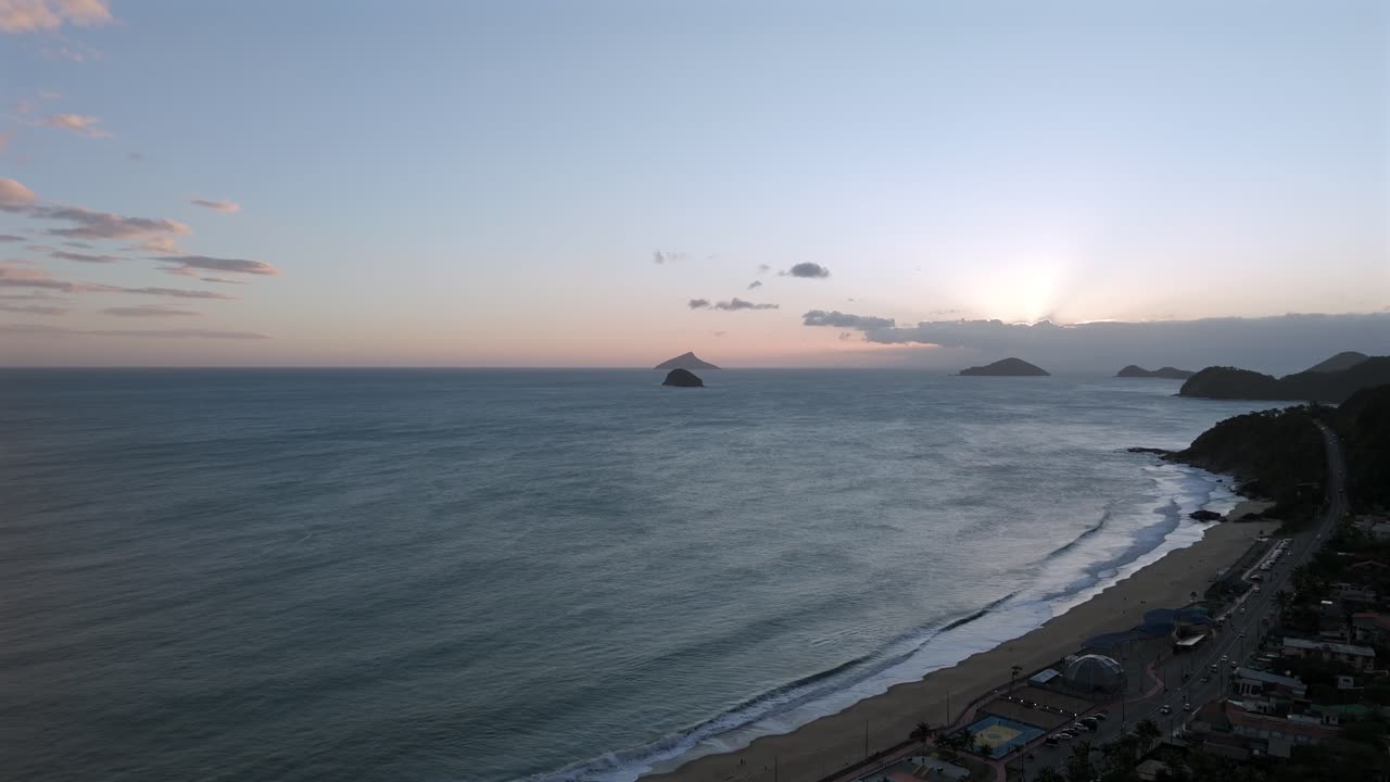 Litoral tranquilo da cidade de Boiçucanga e arredores em São Sebastião, Brasil. Foto aérea