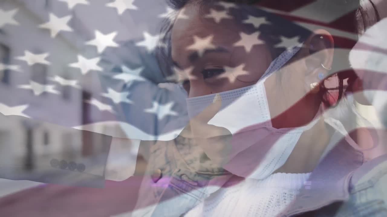 animación de la bandera de los estados unidos ondeando sobre una mujer afroamericana con máscara facial en la calle de la ciudad