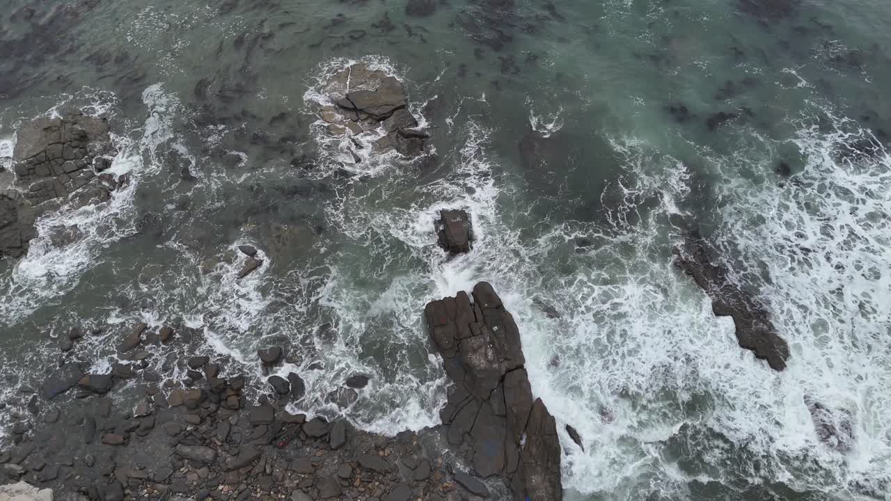Onde marine che si infrangono sulle rocce.