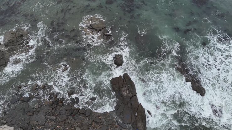 Onde marine che si infrangono sulle rocce.