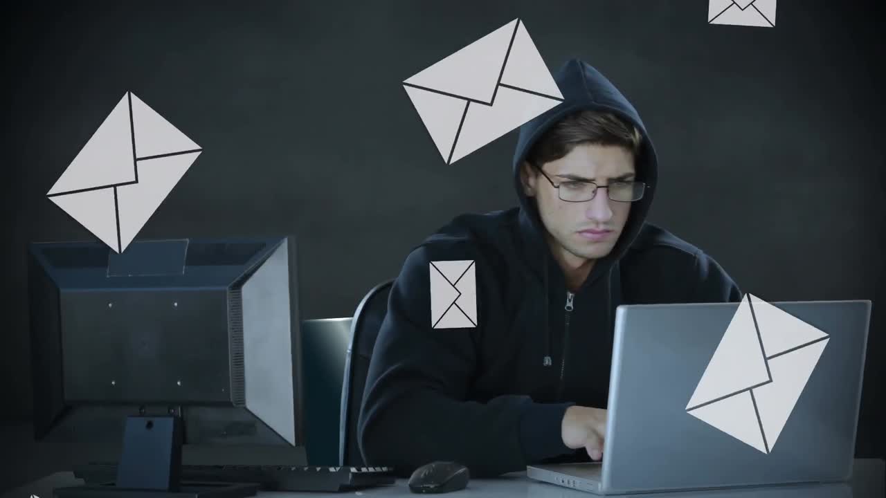 hacker trabajando en un escritorio y una computadora portátil