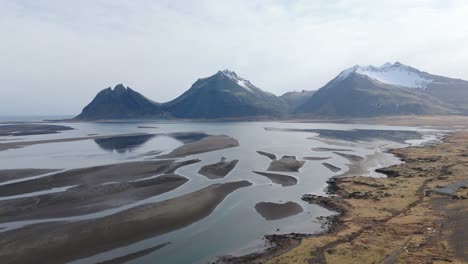 ríos negros montañas glaciales, paisaje de islandia dron vuela por encima del horizonte natural de la tierra, picos nevados, toma aérea