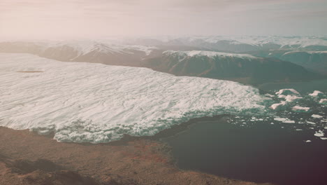 icebergs en el lago debajo de la montaña y el glaciar