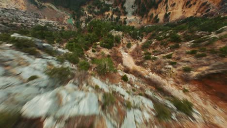 la vista del dron fpv de las montañas