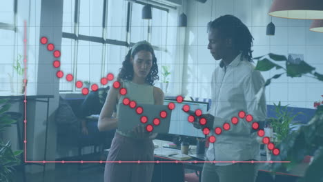 animación del procesamiento de datos financieros sobre diversas personas de negocios discutiendo el trabajo en la oficina