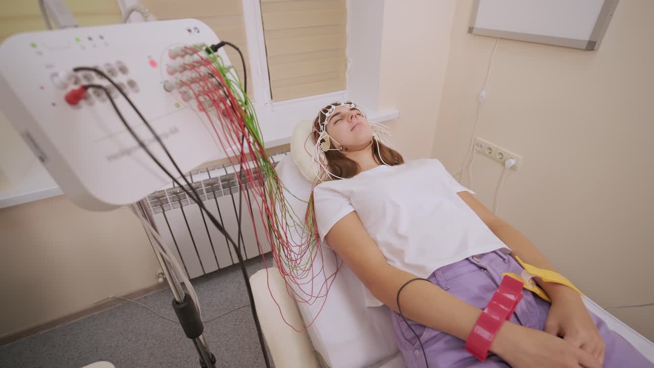 의료 센터에서 뇌 촬영을 사용하여 환자의 뇌 검사를 수행합니다.