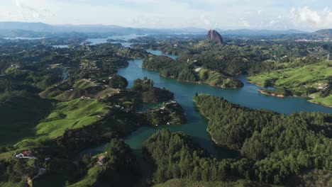 Ríos-A-Través-Del-Exuberante-Paisaje-De-La-Ciudad-De-Guatapé-En-Colombia,-Estableciendo