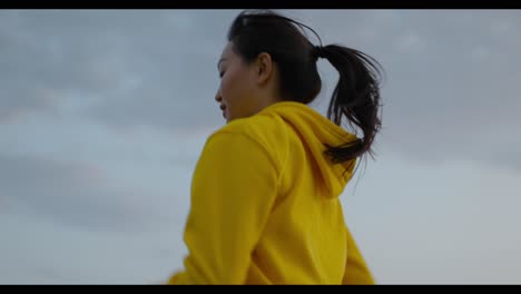 mujer corriendo al aire libre