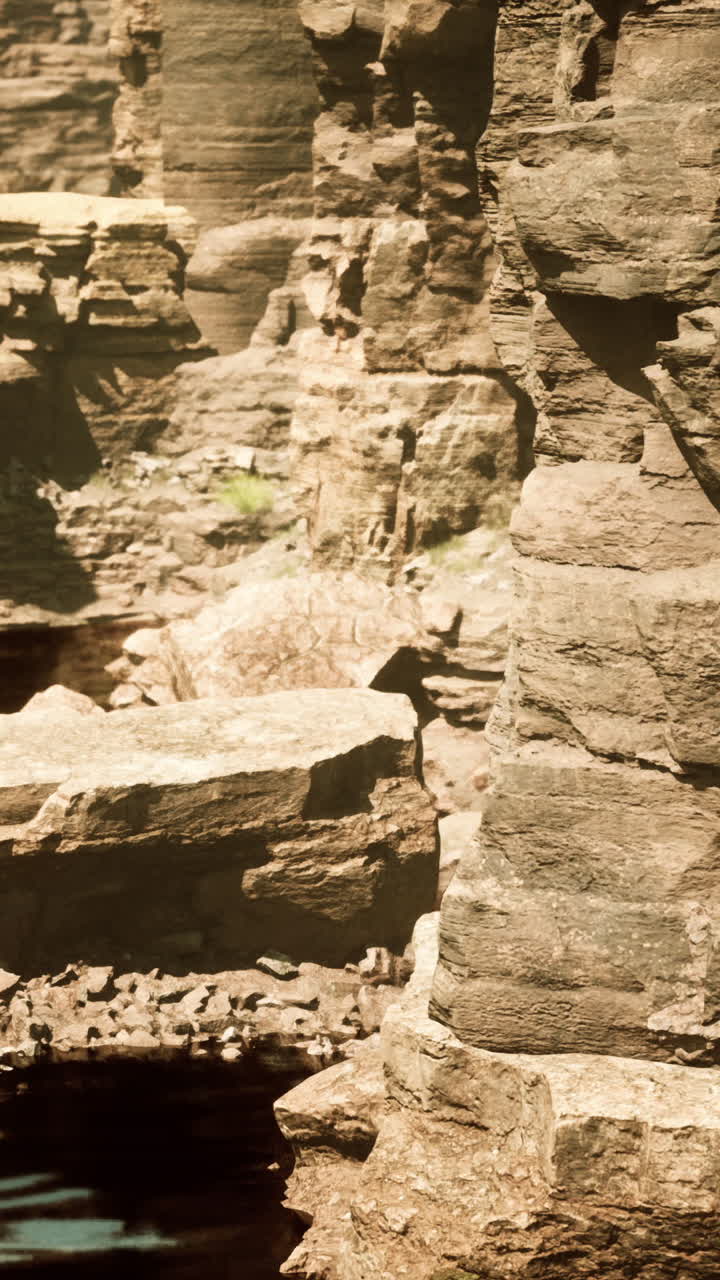 un cañón con grandes formaciones rocosas