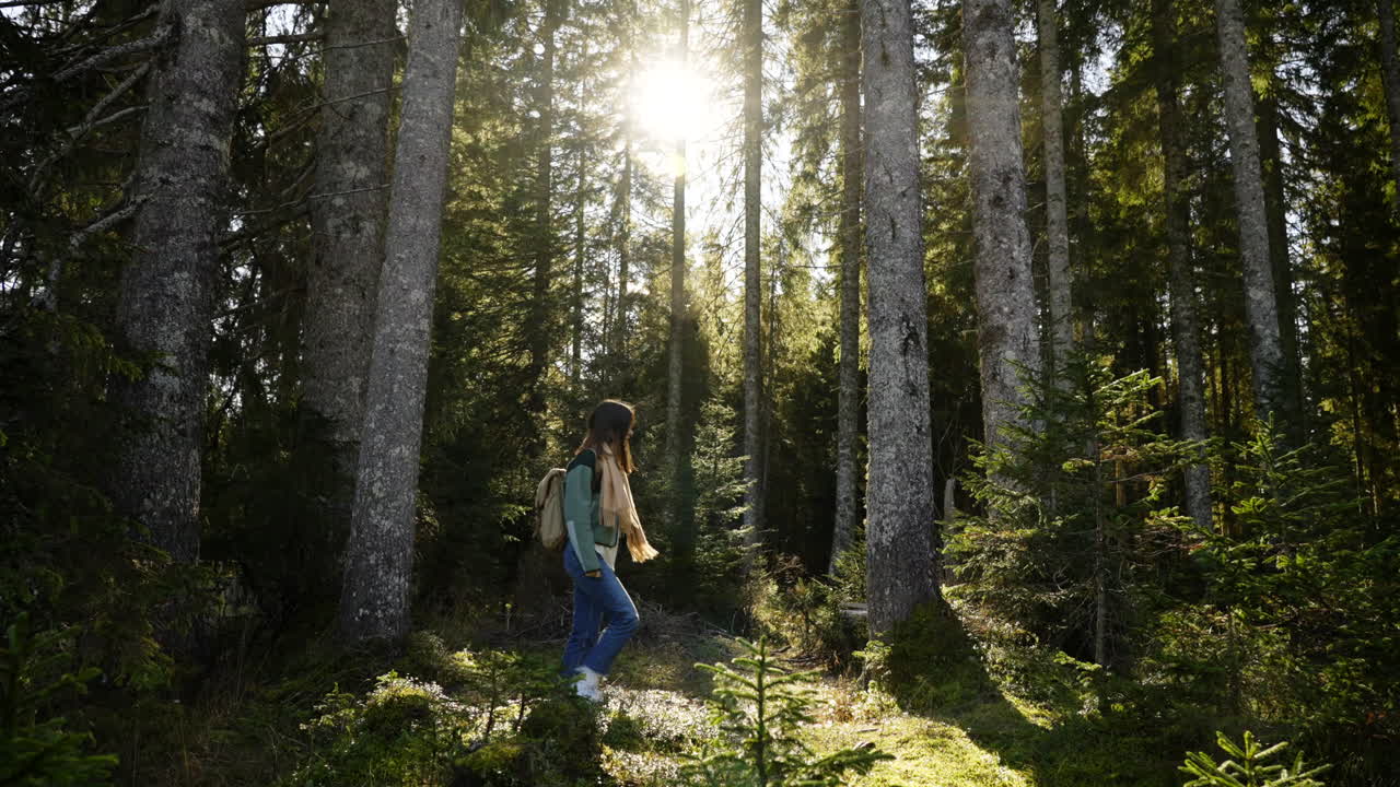 숲 에서 산책 하는 여자