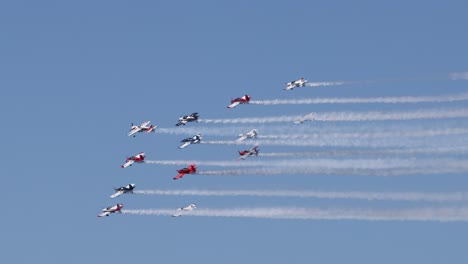 exhibición aérea por un equipo de vuelo sincronizado