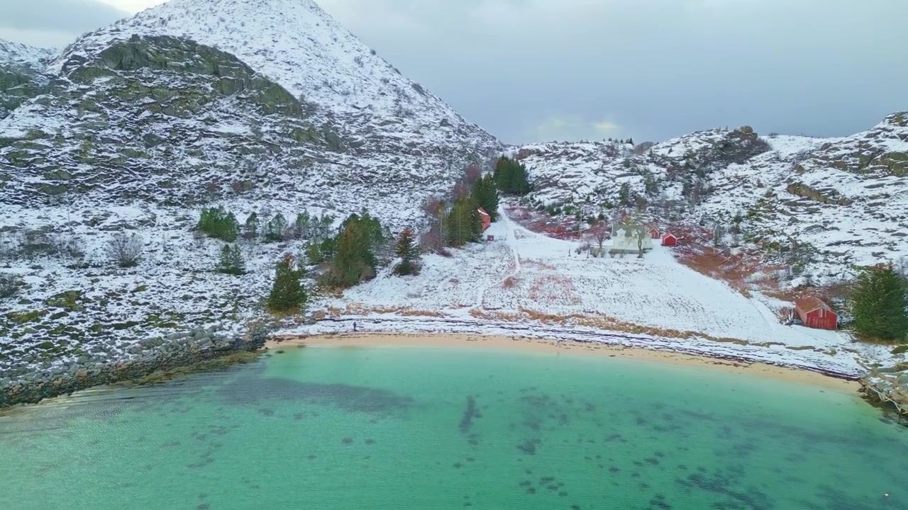 Snødekt strandscene på Lofoten, rolig vann, vinterstemning, Svolvær Skrova Norge