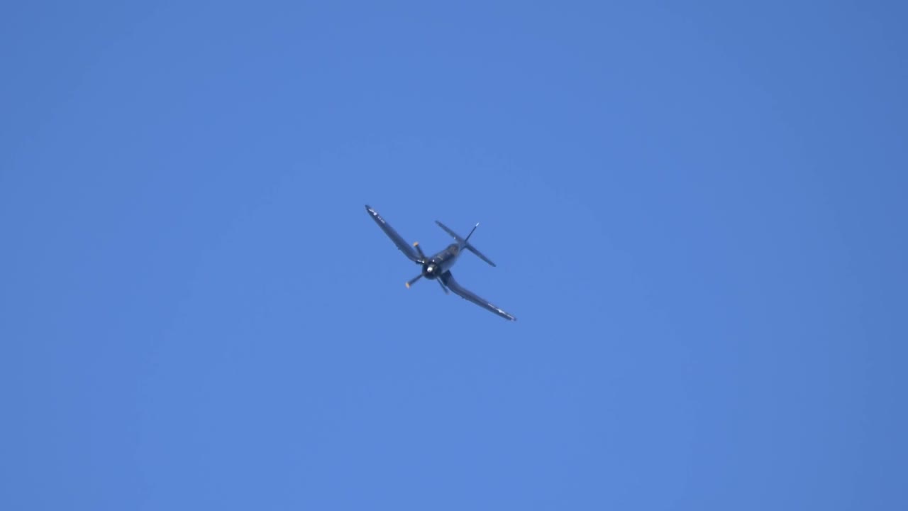 vought f4u corsair histórico pájaro de guerra en vuelo, vista delantera del cielo de fondo